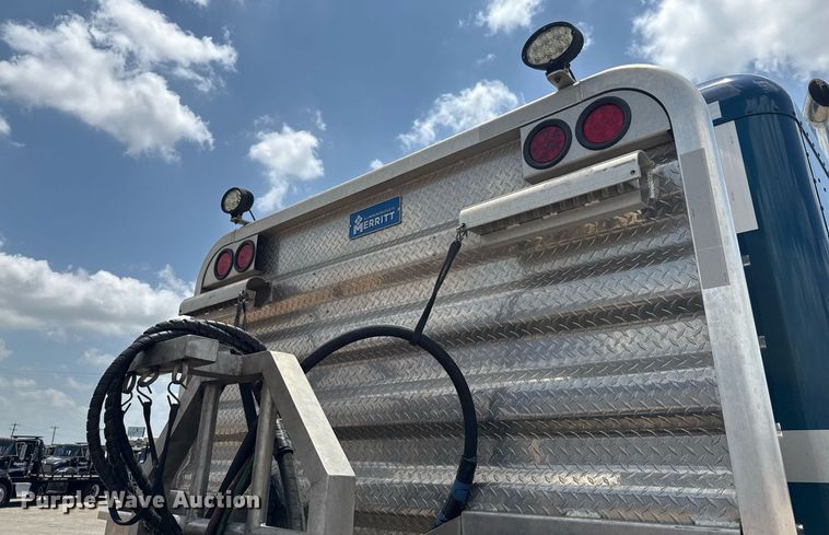 image for item ED5658 2022 Peterbilt 389 semi truck