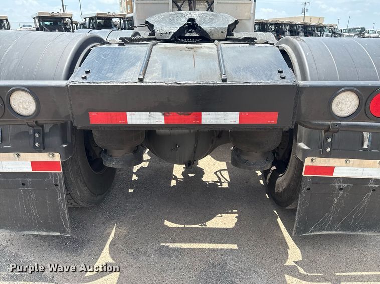 image for item ED5658 2022 Peterbilt 389 semi truck