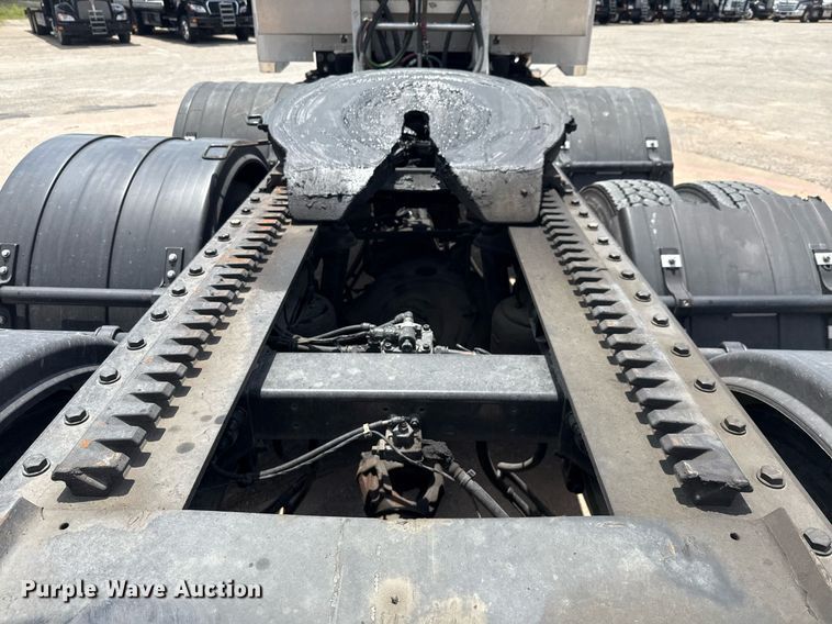 image for item ED5658 2022 Peterbilt 389 semi truck