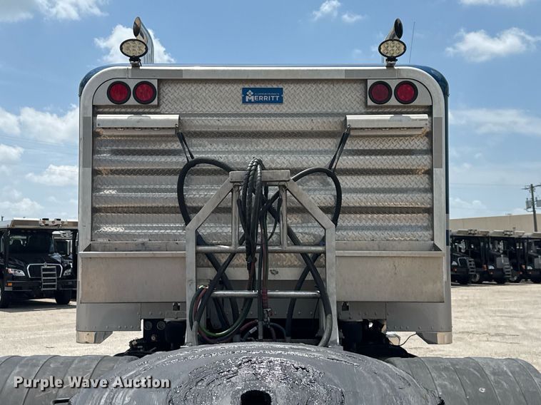 image for item ED5658 2022 Peterbilt 389 semi truck