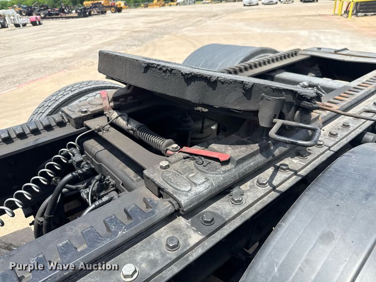 image for item ED5658 2022 Peterbilt 389 semi truck