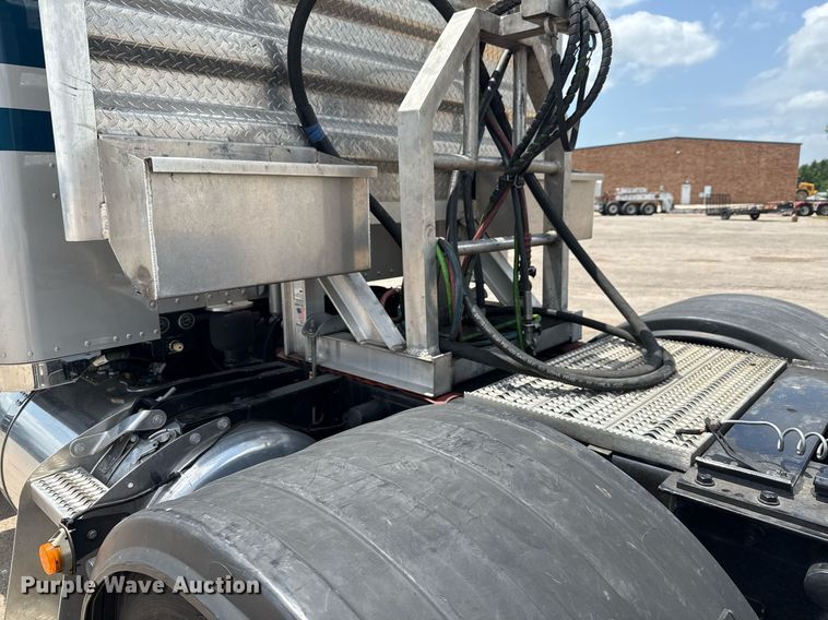 image for item ED5658 2022 Peterbilt 389 semi truck