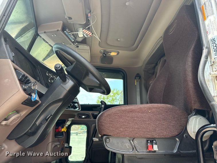 image for item ED5658 2022 Peterbilt 389 semi truck