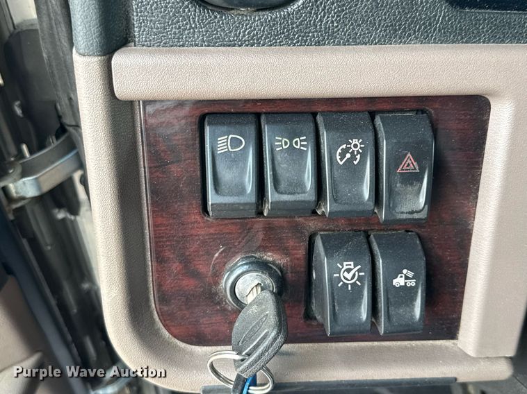 image for item ED5658 2022 Peterbilt 389 semi truck