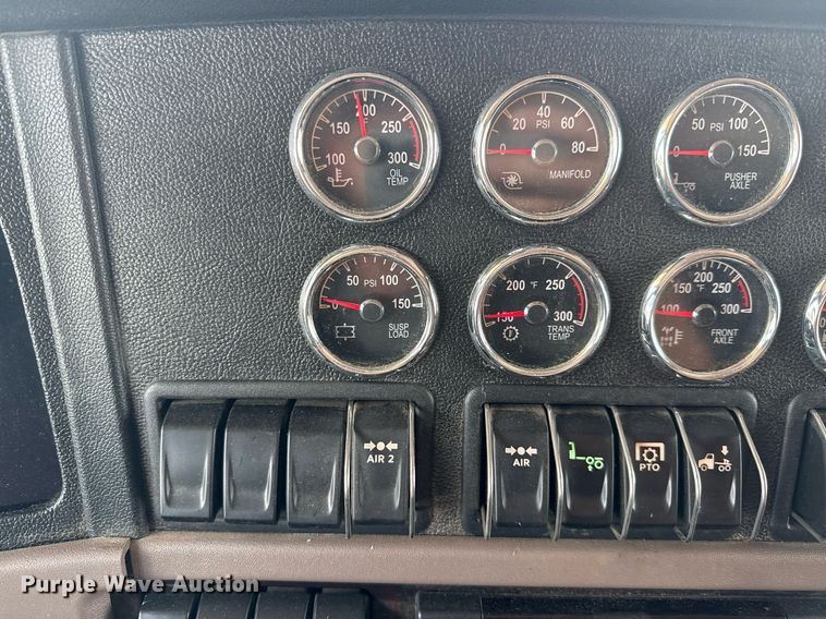 image for item ED5658 2022 Peterbilt 389 semi truck