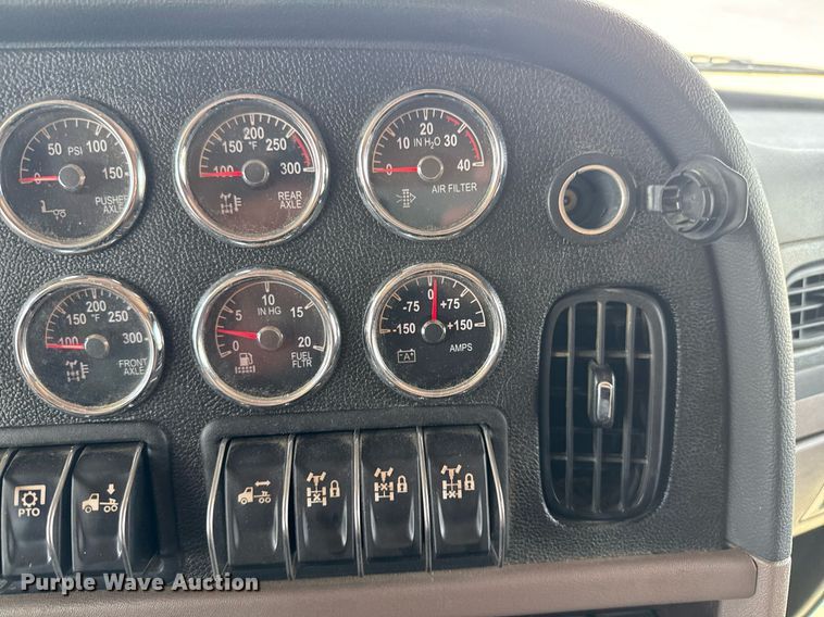 image for item ED5658 2022 Peterbilt 389 semi truck