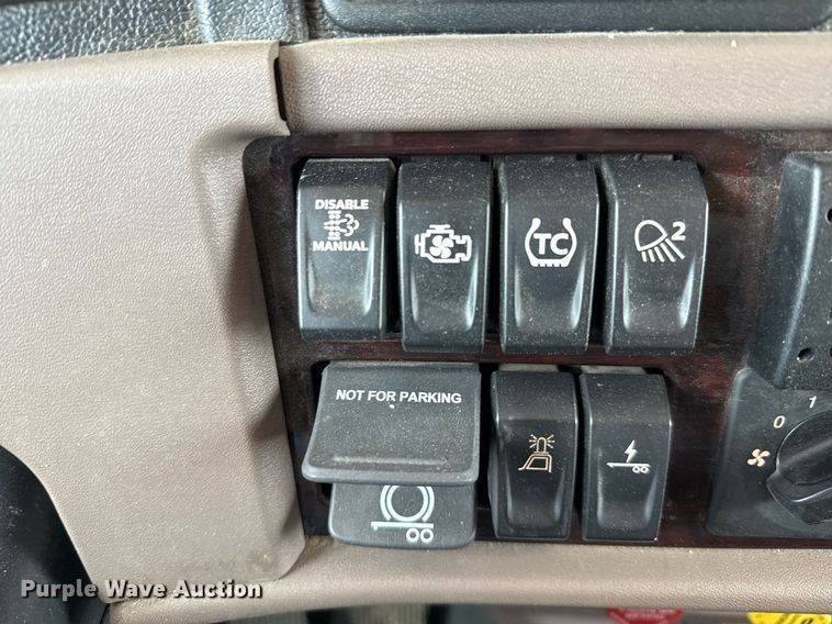 image for item ED5658 2022 Peterbilt 389 semi truck