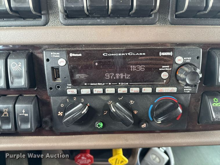 image for item ED5658 2022 Peterbilt 389 semi truck