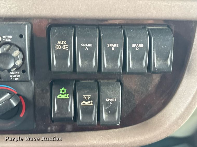 image for item ED5658 2022 Peterbilt 389 semi truck