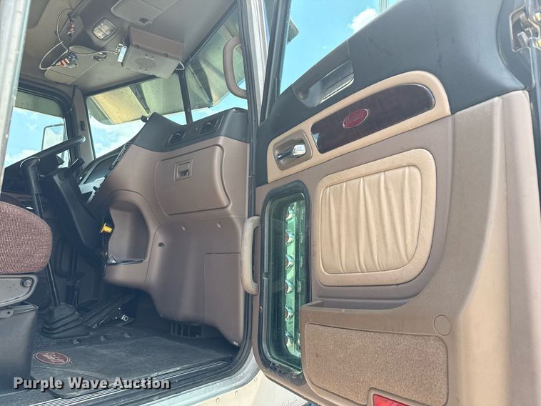 image for item ED5658 2022 Peterbilt 389 semi truck