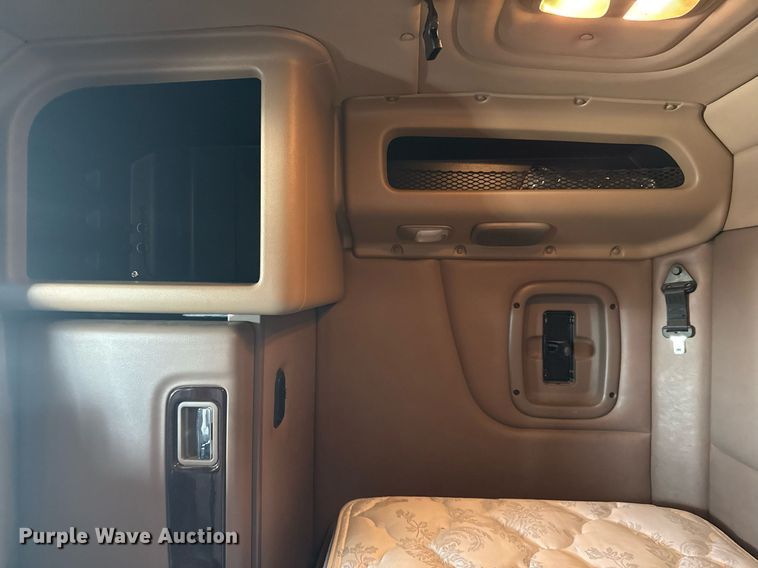 image for item ED5658 2022 Peterbilt 389 semi truck