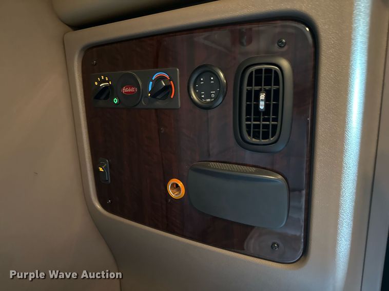 image for item ED5658 2022 Peterbilt 389 semi truck
