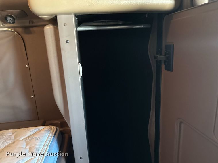 image for item ED5658 2022 Peterbilt 389 semi truck