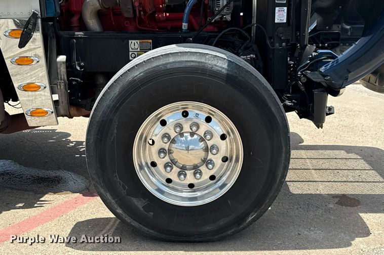 image for item ED5658 2022 Peterbilt 389 semi truck