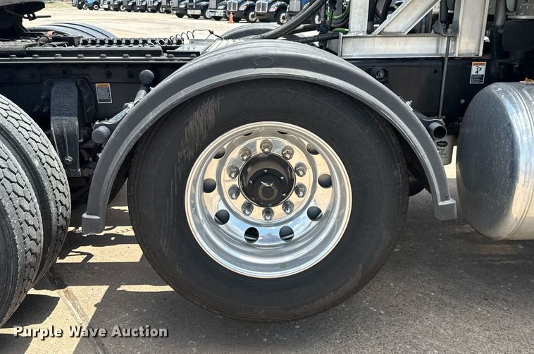 image for item ED5658 2022 Peterbilt 389 semi truck