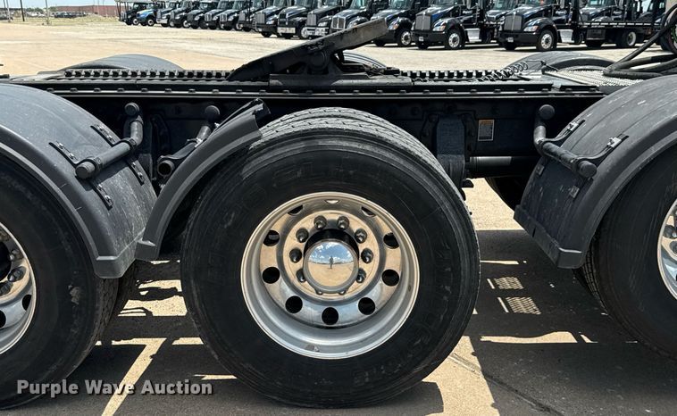 image for item ED5658 2022 Peterbilt 389 semi truck