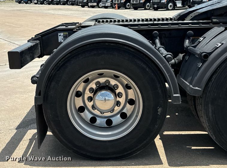 image for item ED5658 2022 Peterbilt 389 semi truck