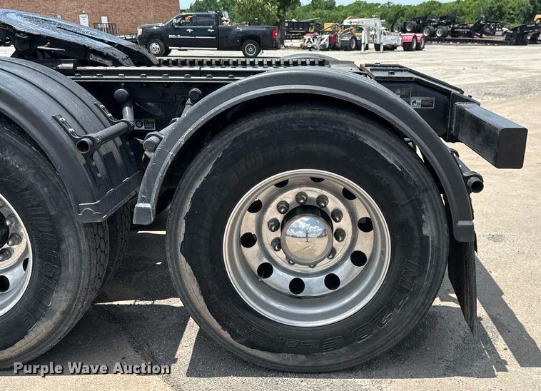 image for item ED5658 2022 Peterbilt 389 semi truck