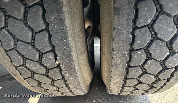 image for item ED5658 2022 Peterbilt 389 semi truck