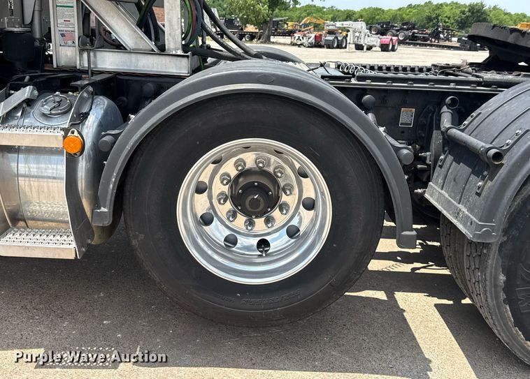 image for item ED5658 2022 Peterbilt 389 semi truck