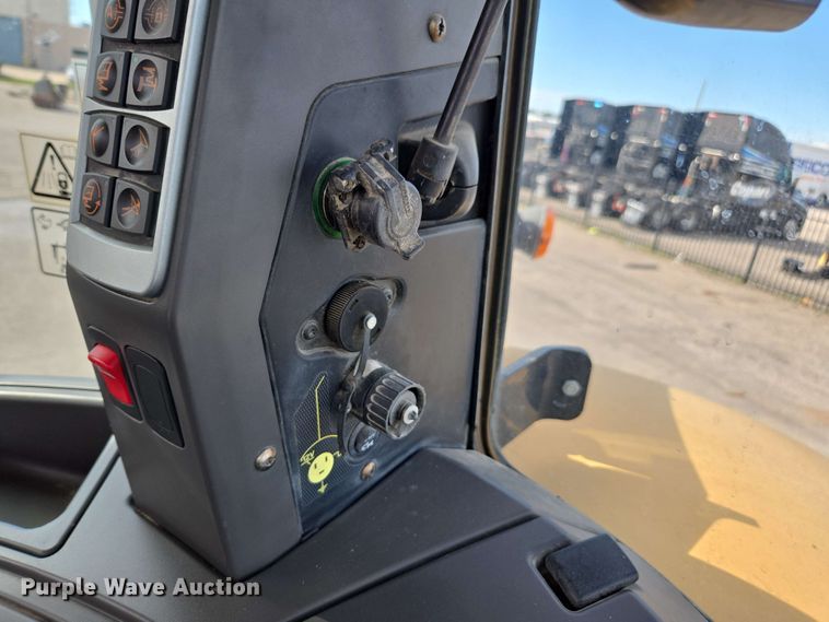 image for item EE0028 2015 Challenger MT675E MFWD tractor