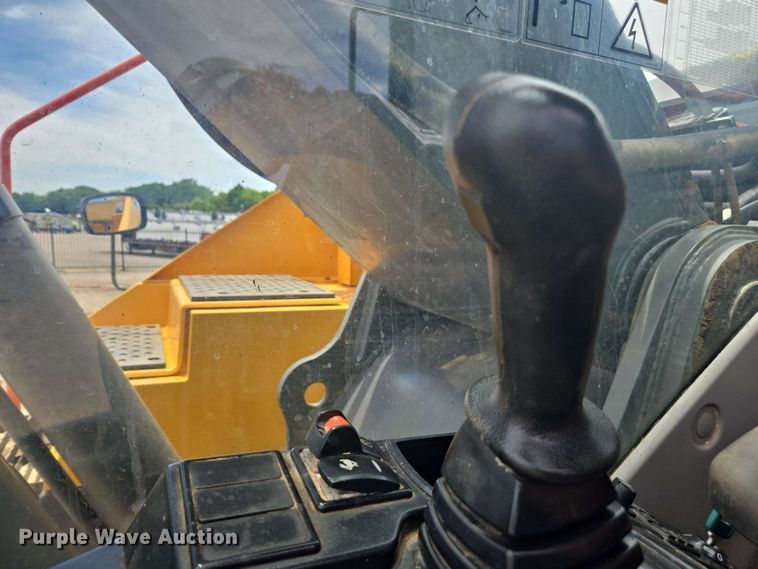 image for item EE0033 2015 Volvo EC380EL excavator