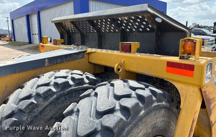 image for item EE0038 2018 John Deere 2010E scraper