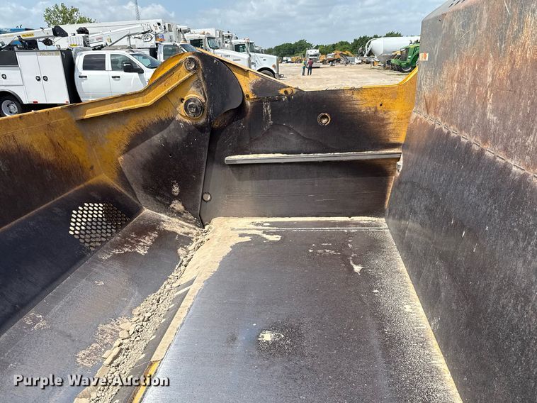 image for item EE0038 2018 John Deere 2010E scraper