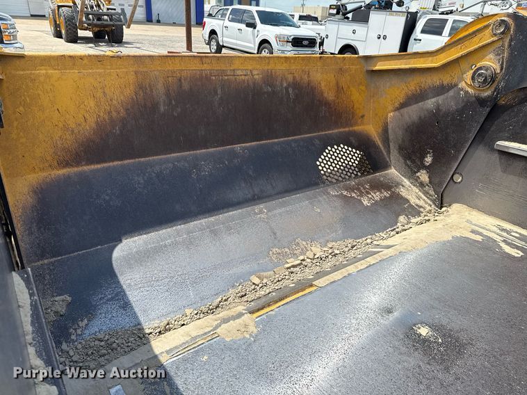 image for item EE0038 2018 John Deere 2010E scraper