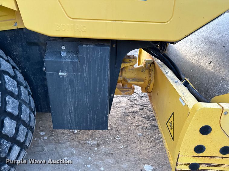 image for item EE0043 2018 Bomag BW 211 D-5 single drum vibratory roller