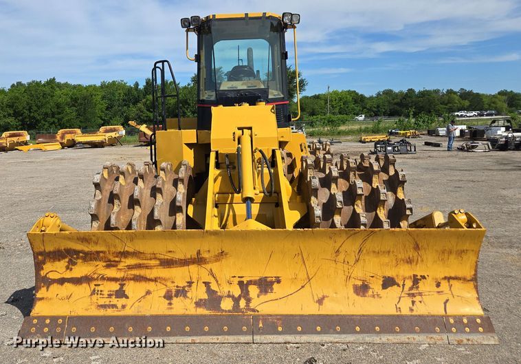 image for item EE0046 2001 Caterpillar 815F soil compactor
