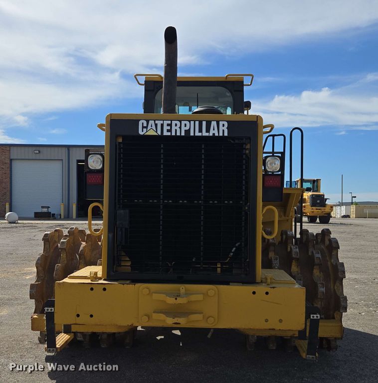 image for item EE0046 2001 Caterpillar 815F soil compactor