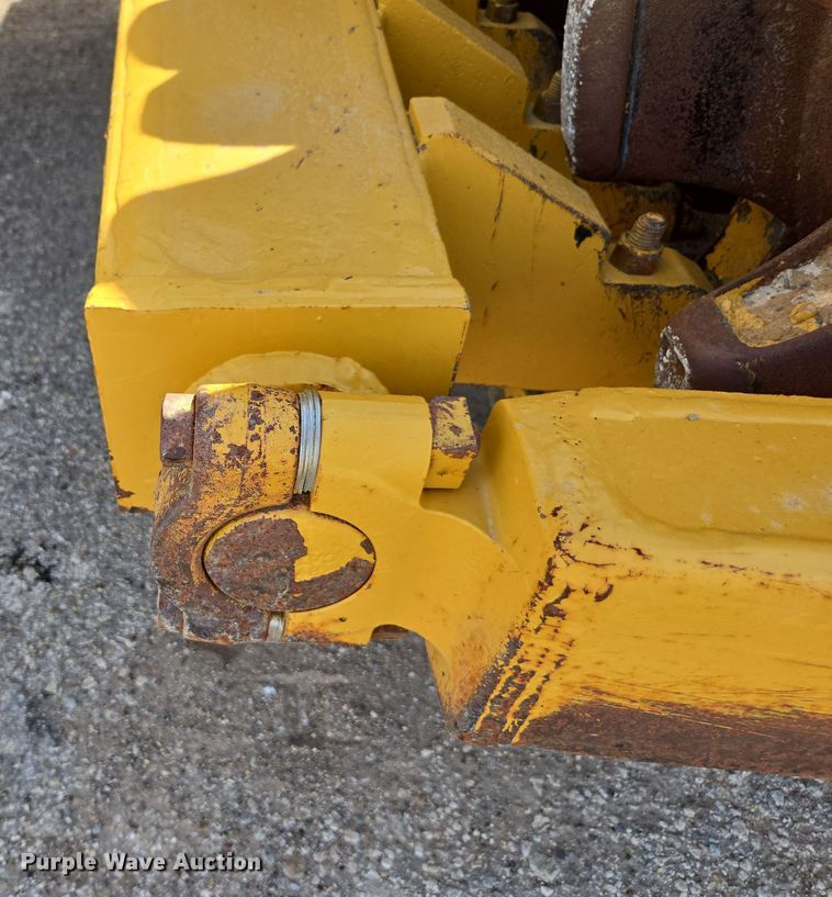 image for item EE0046 2001 Caterpillar 815F soil compactor