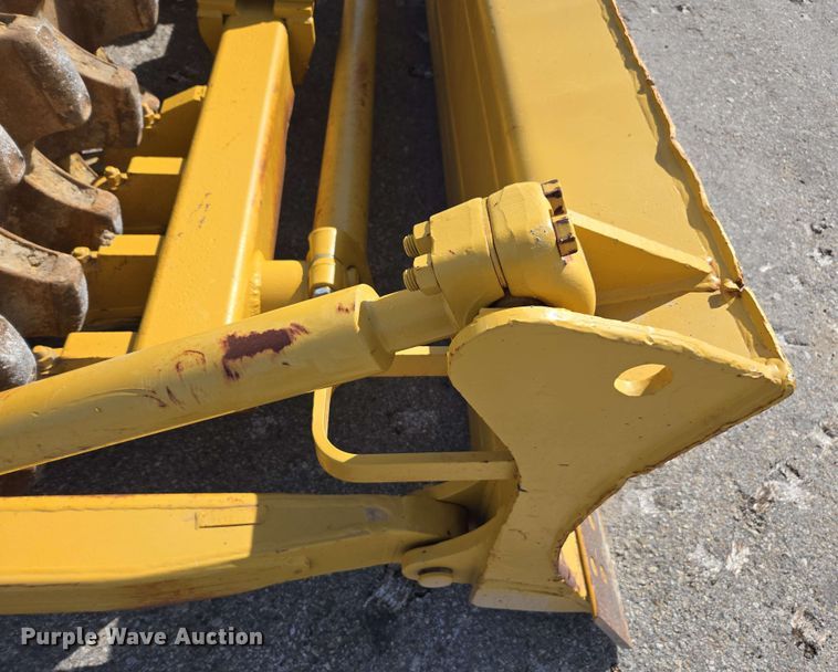 image for item EE0046 2001 Caterpillar 815F soil compactor