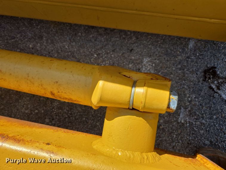 image for item EE0046 2001 Caterpillar 815F soil compactor