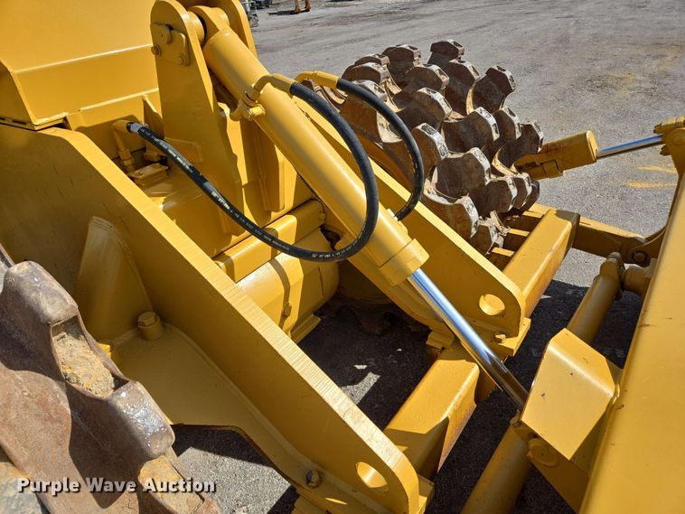 image for item EE0046 2001 Caterpillar 815F soil compactor