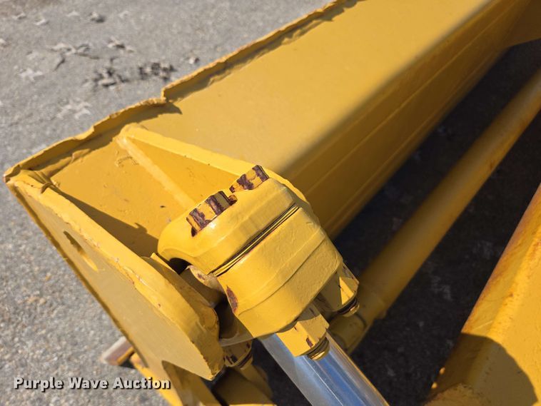 image for item EE0046 2001 Caterpillar 815F soil compactor