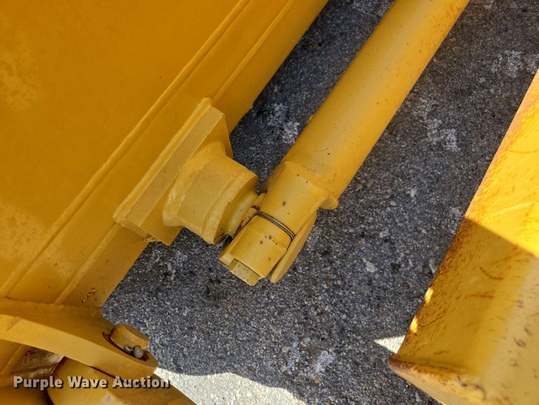 image for item EE0046 2001 Caterpillar 815F soil compactor