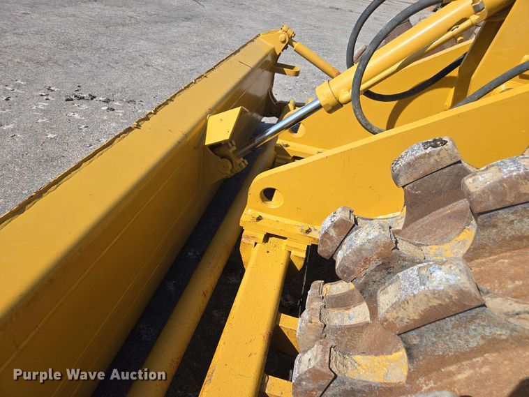 image for item EE0046 2001 Caterpillar 815F soil compactor