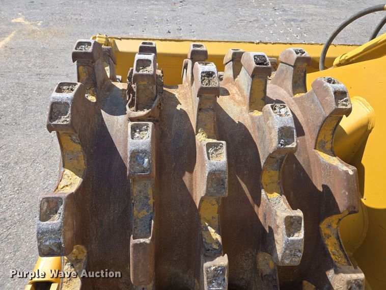 image for item EE0046 2001 Caterpillar 815F soil compactor