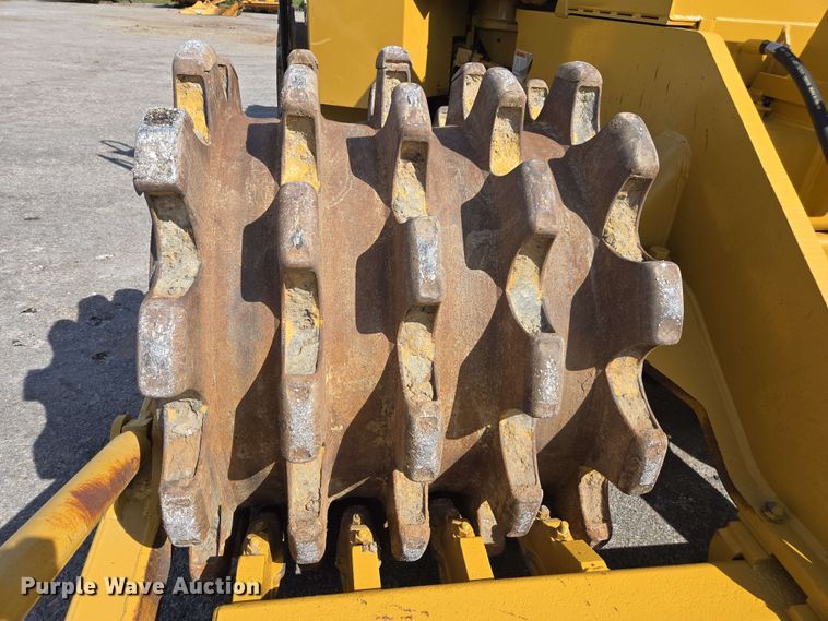 image for item EE0046 2001 Caterpillar 815F soil compactor