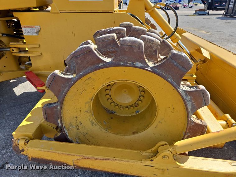 image for item EE0046 2001 Caterpillar 815F soil compactor