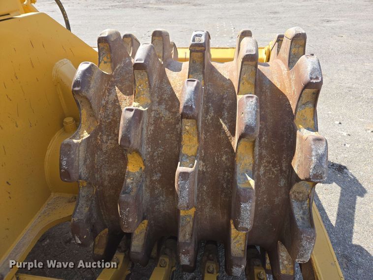 image for item EE0046 2001 Caterpillar 815F soil compactor