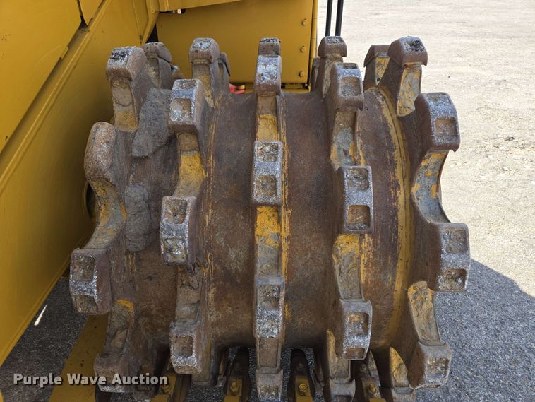 image for item EE0046 2001 Caterpillar 815F soil compactor
