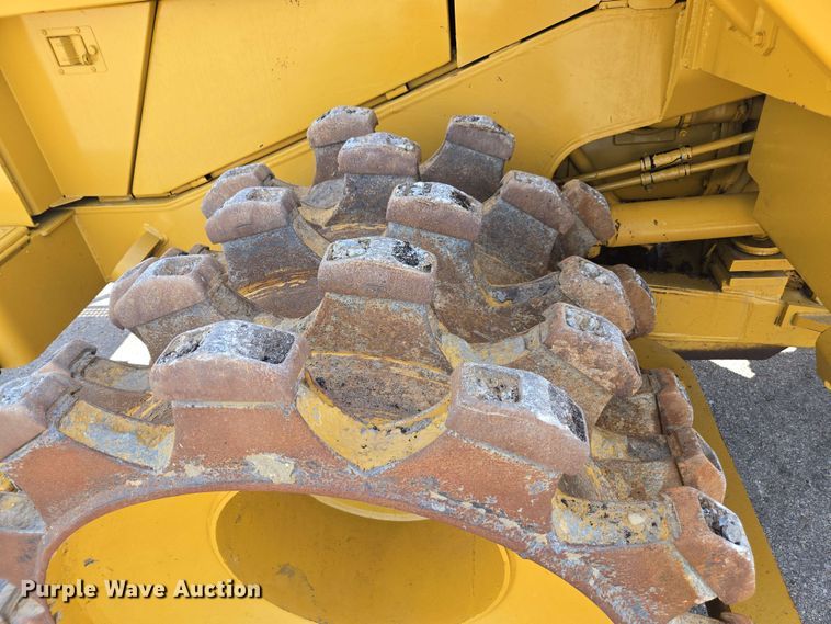 image for item EE0046 2001 Caterpillar 815F soil compactor