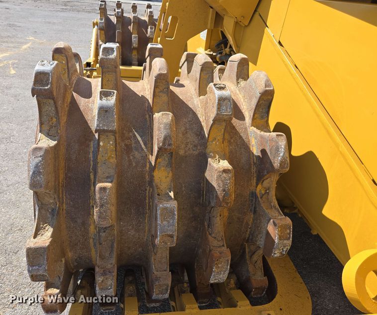 image for item EE0046 2001 Caterpillar 815F soil compactor
