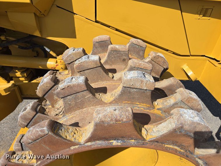 image for item EE0046 2001 Caterpillar 815F soil compactor