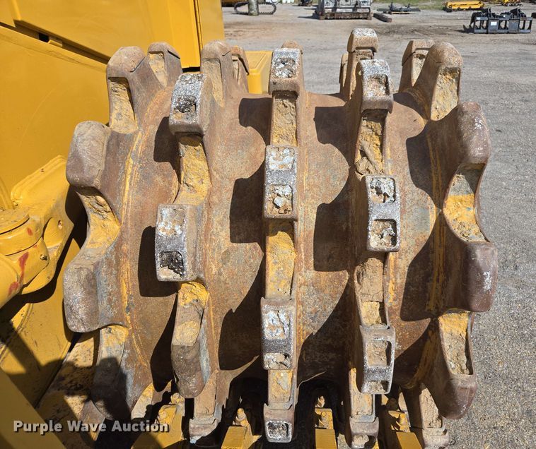 image for item EE0046 2001 Caterpillar 815F soil compactor