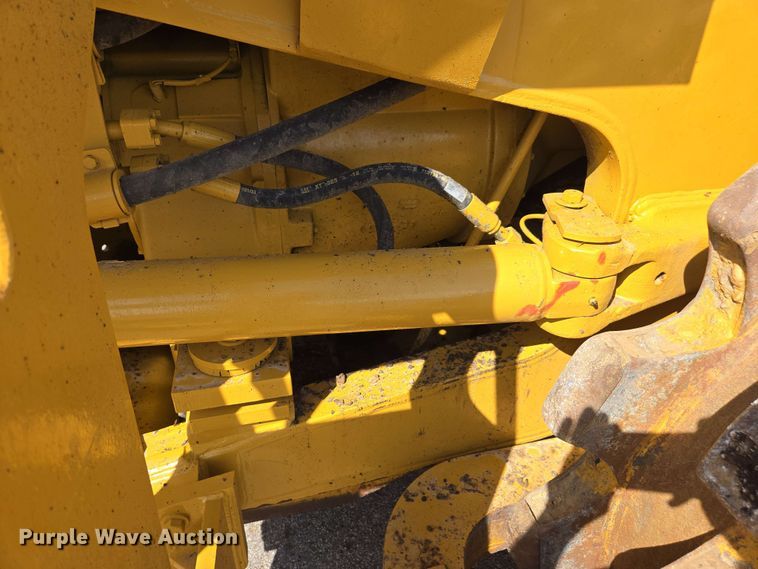 image for item EE0046 2001 Caterpillar 815F soil compactor