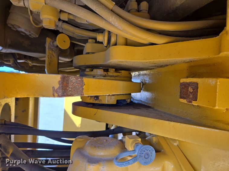 image for item EE0046 2001 Caterpillar 815F soil compactor